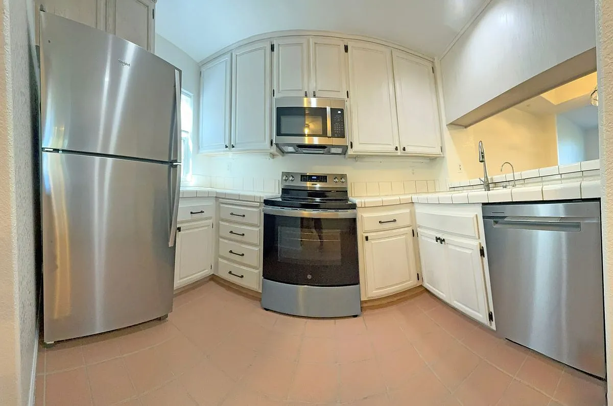 2 bed, 1.5 bath, 1220 sqft, $4,500 — Photo 4