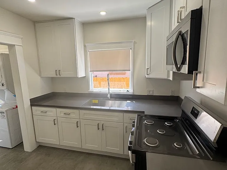 422 E Walnut — Photo 15