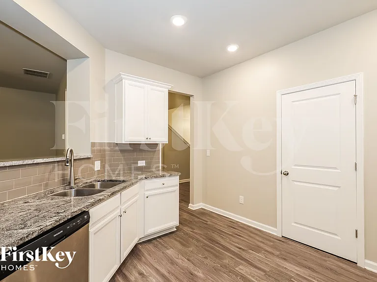 3628 Moon Crest Dr — Photo 6