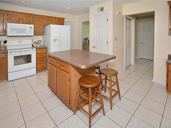 2nd image of 4028 Holiday Park Dr