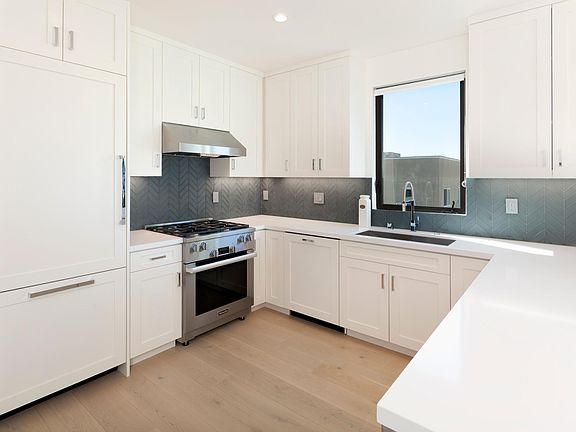 Fully furnished kitchen