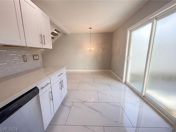 5th image of 568 Willow Green Dr