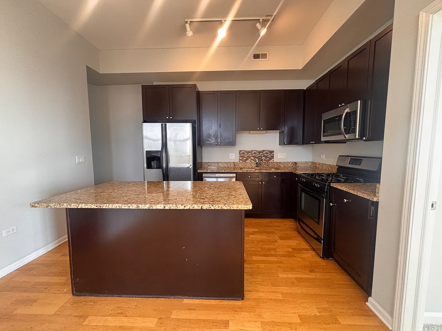 3 bed, $3,895 — Photo 4