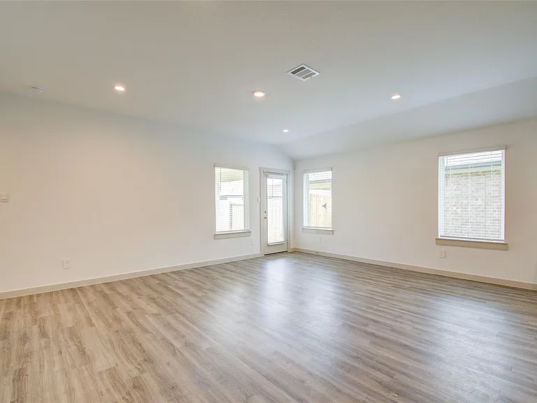 7911 Murciana Dr — Photo 18