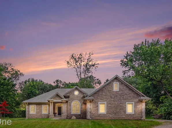 1755 Gray Twig Ln, Milford, MI 48381
