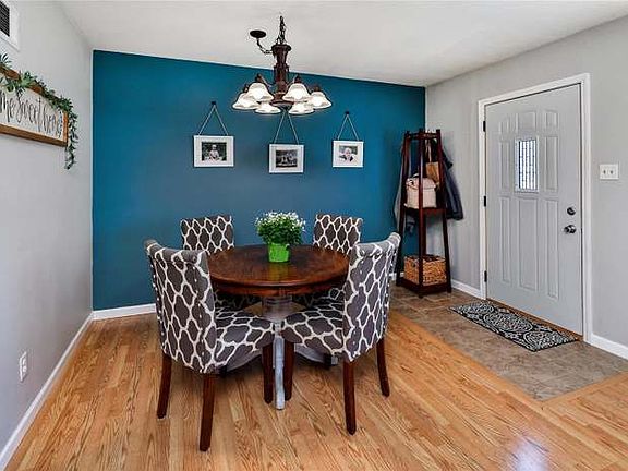 5th image of 22 Country Squire Ln