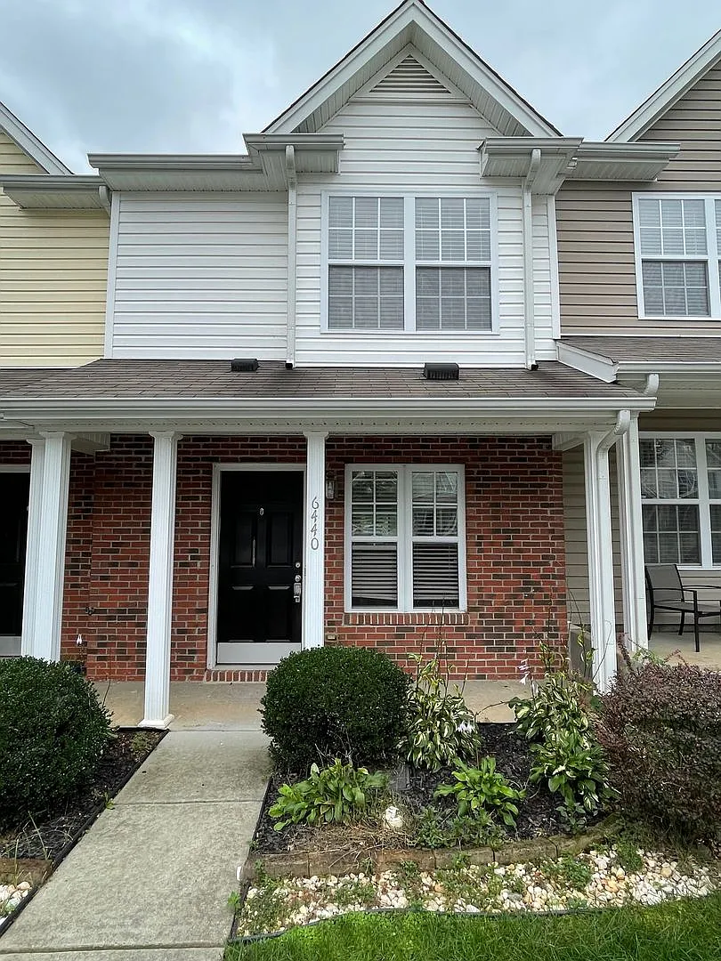 Townhouse / Whitsett — Photo 1