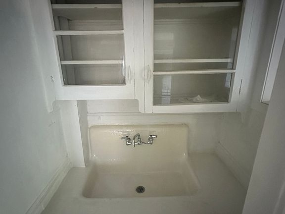 3rd image of 10 Tuxedo Ave APT 2R