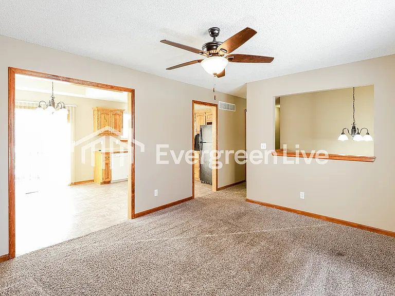 11024 N Kenwood Ave — Photo 2