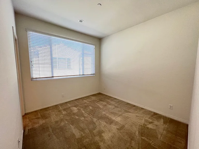 938 E Weaver Ln — Photo 17