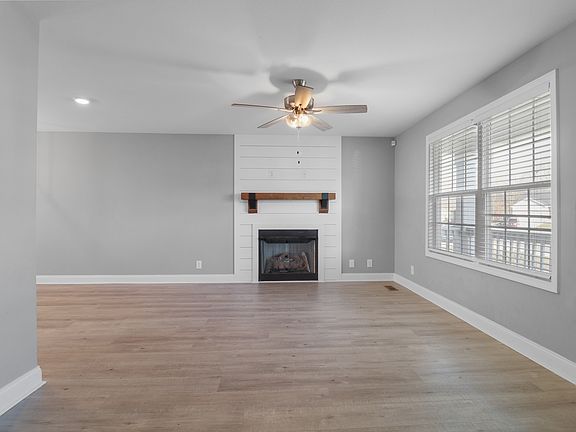 5th image of 366 Pinkston Ct
