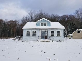 91 Lakeshore Dr, Lakeville, PA 18438