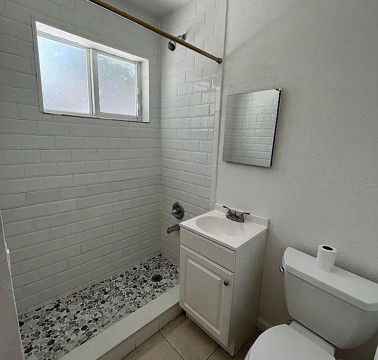 2nd image of 631 NE 138th St