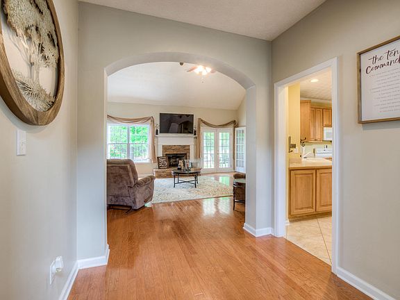 3rd image of 195 Kensington Dr