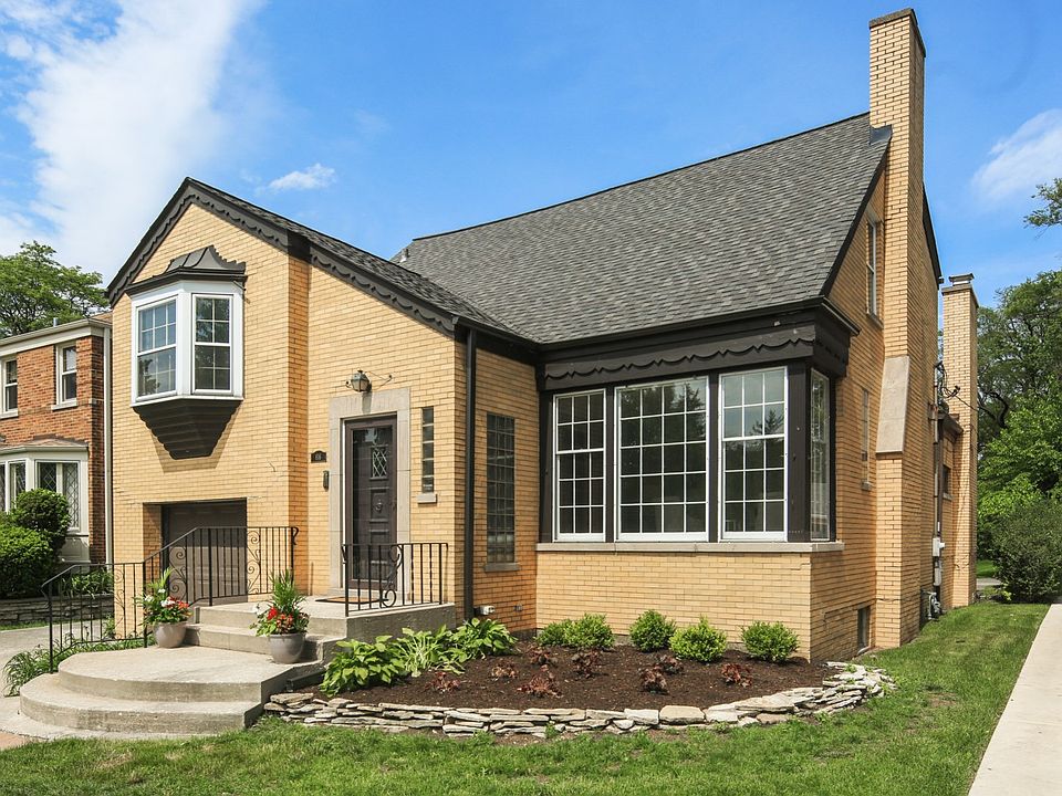 Beautiful Home Where Classic Meets Modern