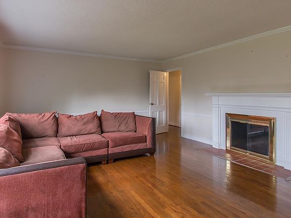 5th image of 211 Pinecrest Ln