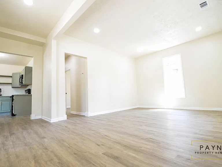 2609 Thomas St — Photo 4