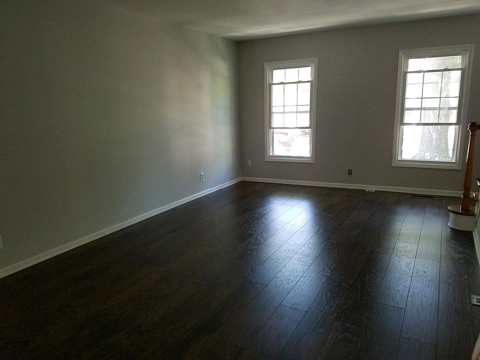 2nd image of 19 Brandywine Sq #19 B