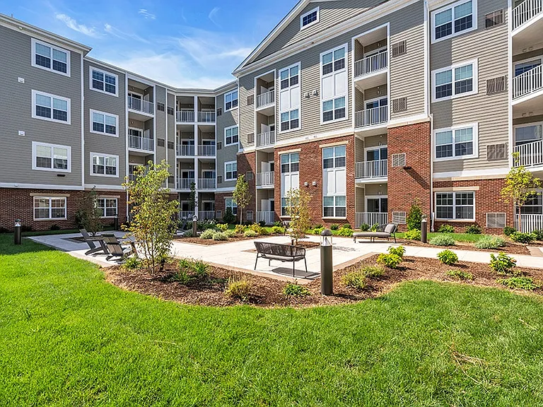 Summit Court Apartments — Photo 40