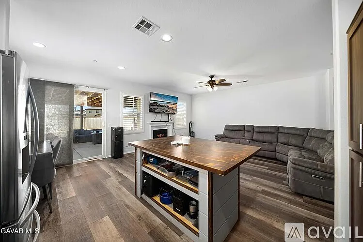 4 bed, 1820 sqft, $2,900 — Photo 2