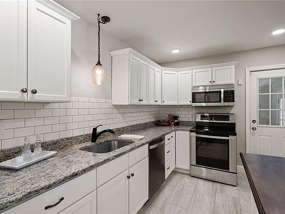 4th image of 380 Woodward Ave