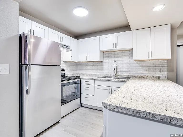 Stonecreek Apartments — Photo 35