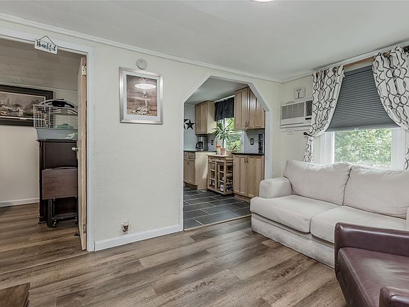 5th image of 109 Seawanhaka Ave