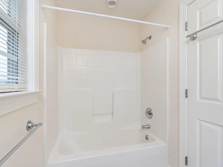 205 College Cir — Photo 8
