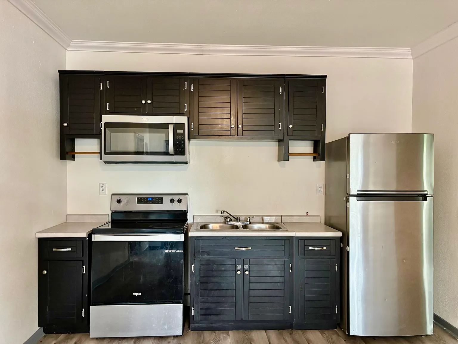 601 Avondale Ave — Photo 2