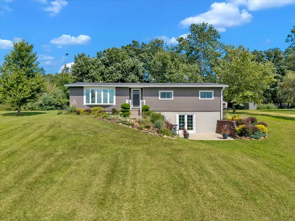 19310 Acker Rd, Fulton, IL 61252