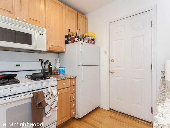 3rd image of 681 W Wrightwood Ave #1413