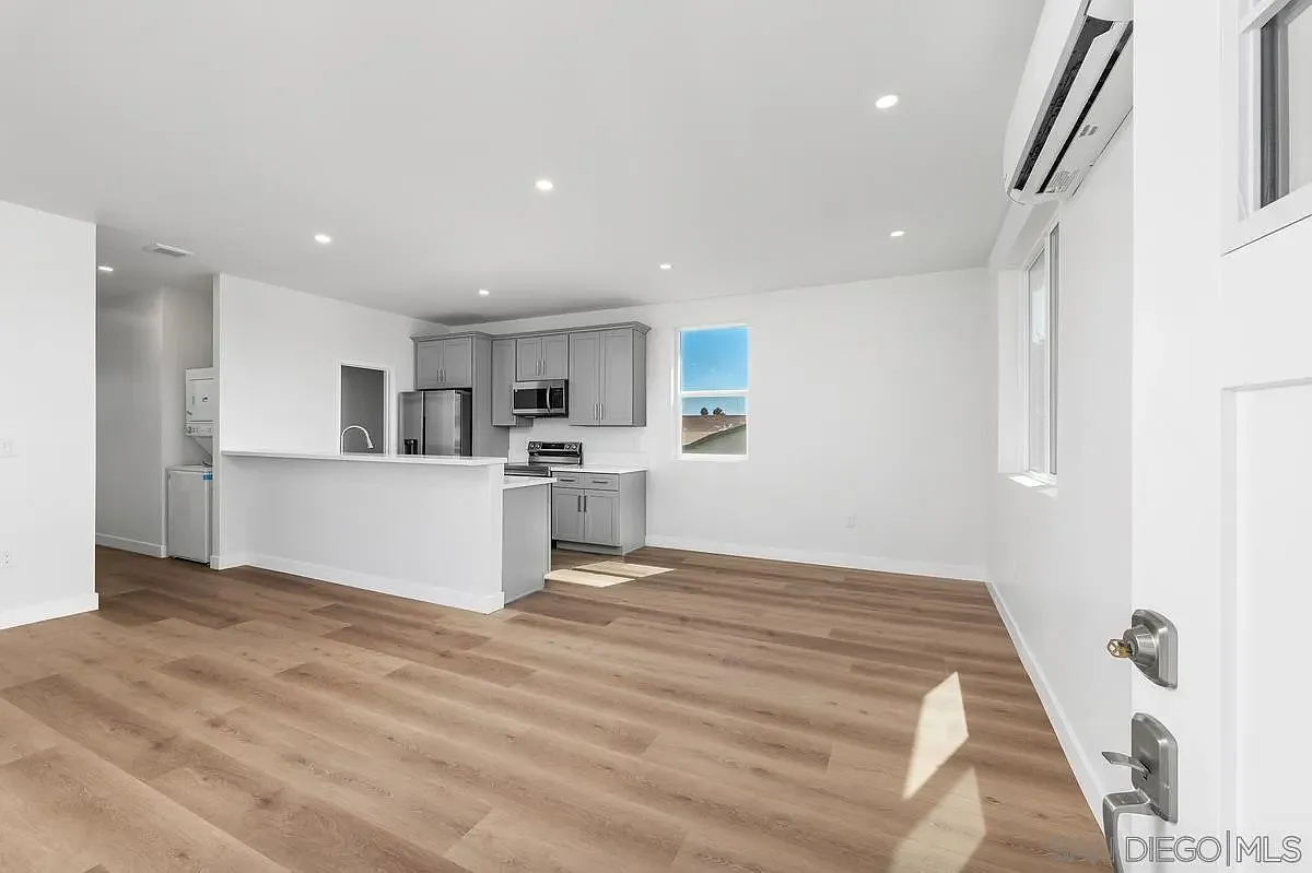 3 bed, 2.0 bath, 1200 sqft, $4,000 — Photo 3