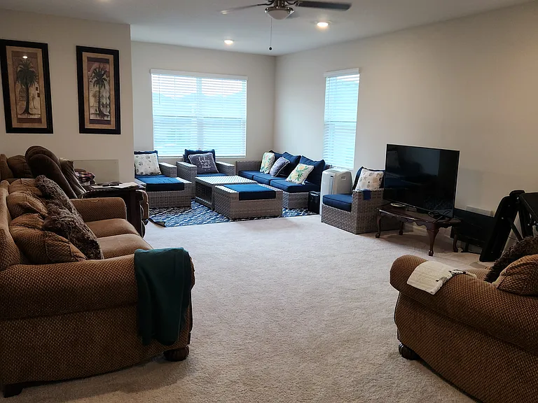 8142 SW 59th Ave — Photo 2