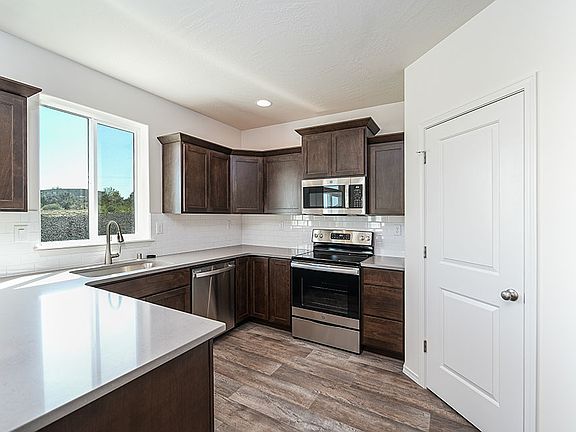 3rd image of 609 Marysville Way