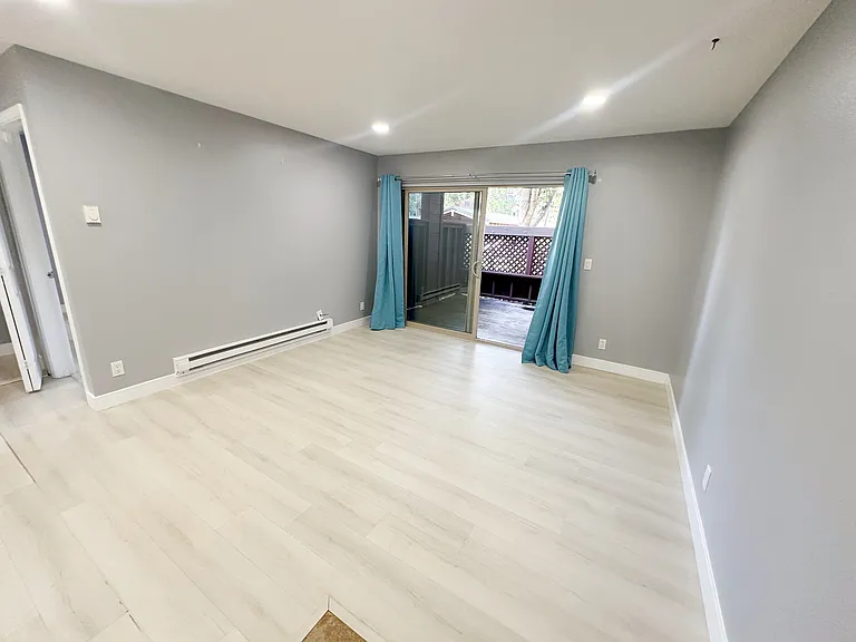 1076 Yarwood Ct — Photo 2
