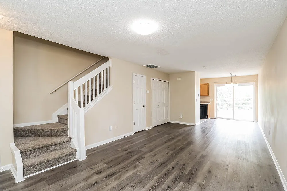 2 bed, 1.5 bath, 1030 sqft, $1,660 — Photo 4