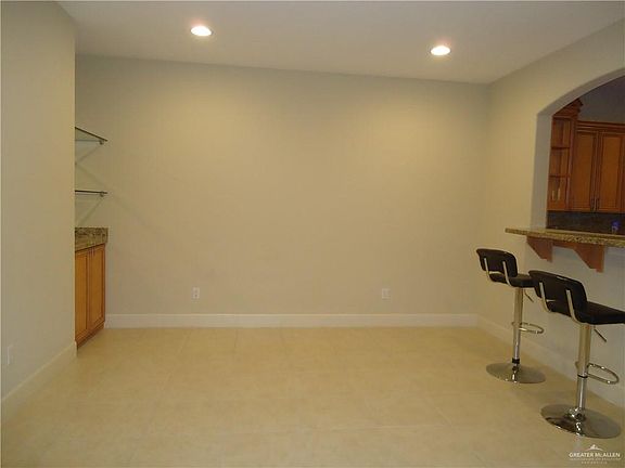 4th image of 609 E Thornhill Ave