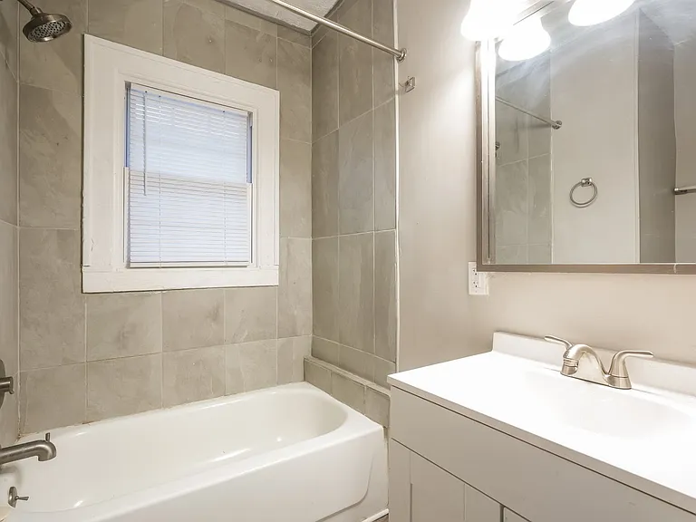 1715996_026_bathroom_13389291.jpg
