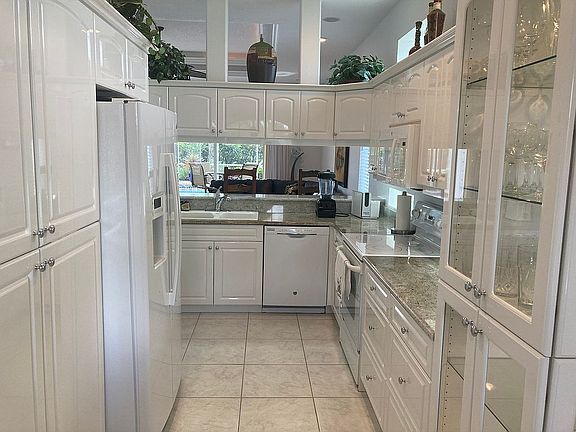 5th image of 117 Valencia Lakes Dr