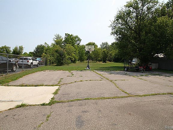 5th image of 3141 S Vassar Rd