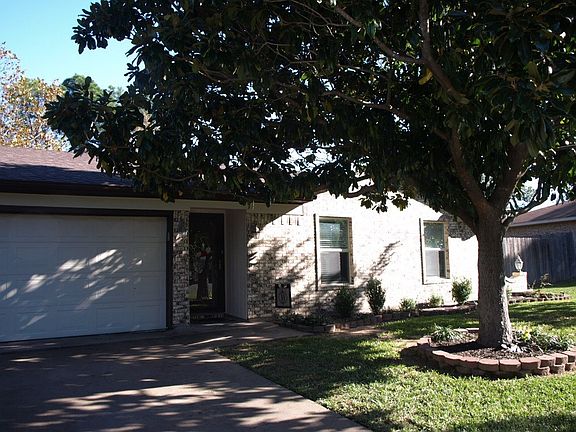 Front view - note the beautiful magnolia tree.