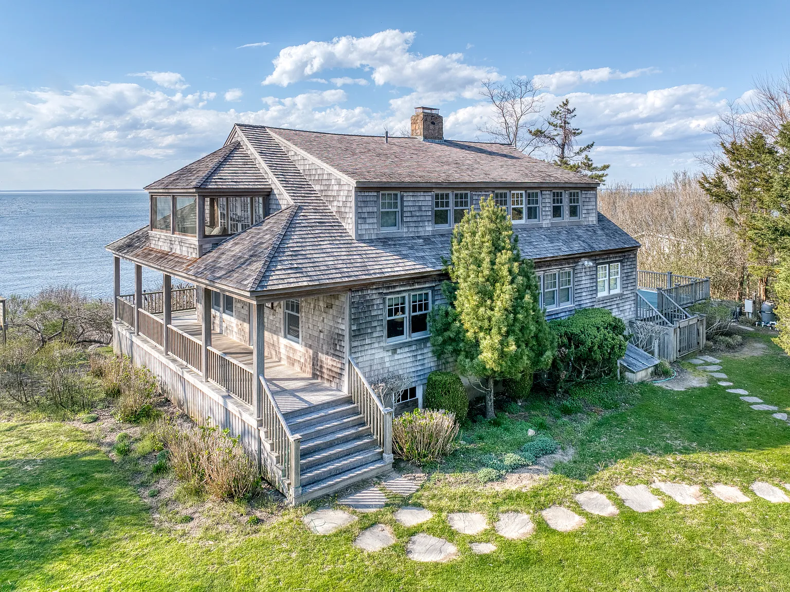 Stunning Waterfront overlooking Long Island Sound. — Photo 1