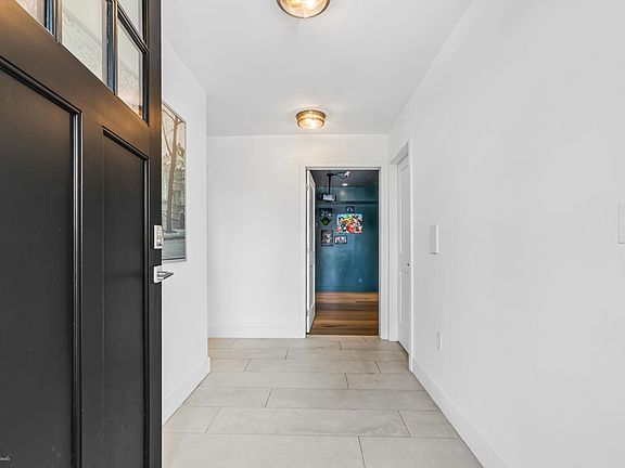 4th image of 20562 46b Ave