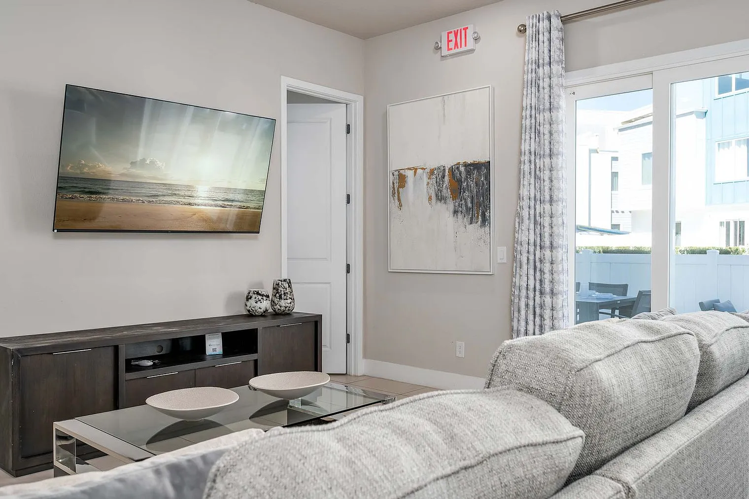 3 bed, 2.0 bath, 2572 sqft, $4,030 — Photo 2