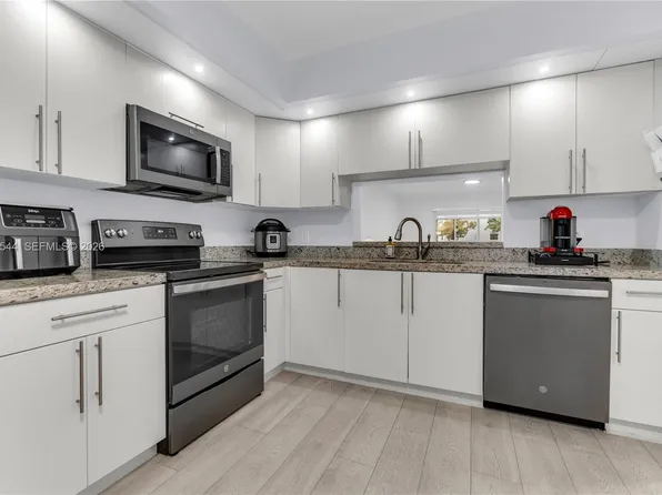 12500 SW 5th Ct APT 210M, Pembroke Pines, FL 33027