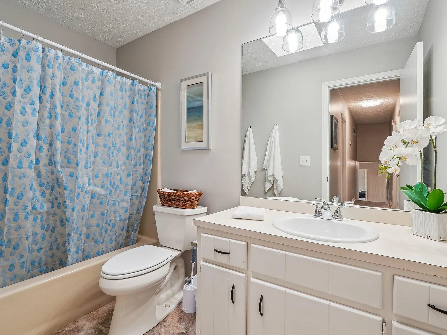 4 bed, 3.0 bath, 1900 sqft, $836 — Photo 2