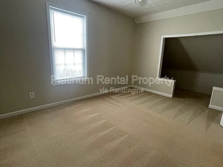 475 Ellesmere Way — Photo 32