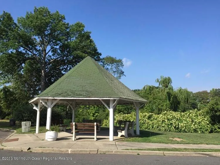 102 Lake Dr — Photo 14