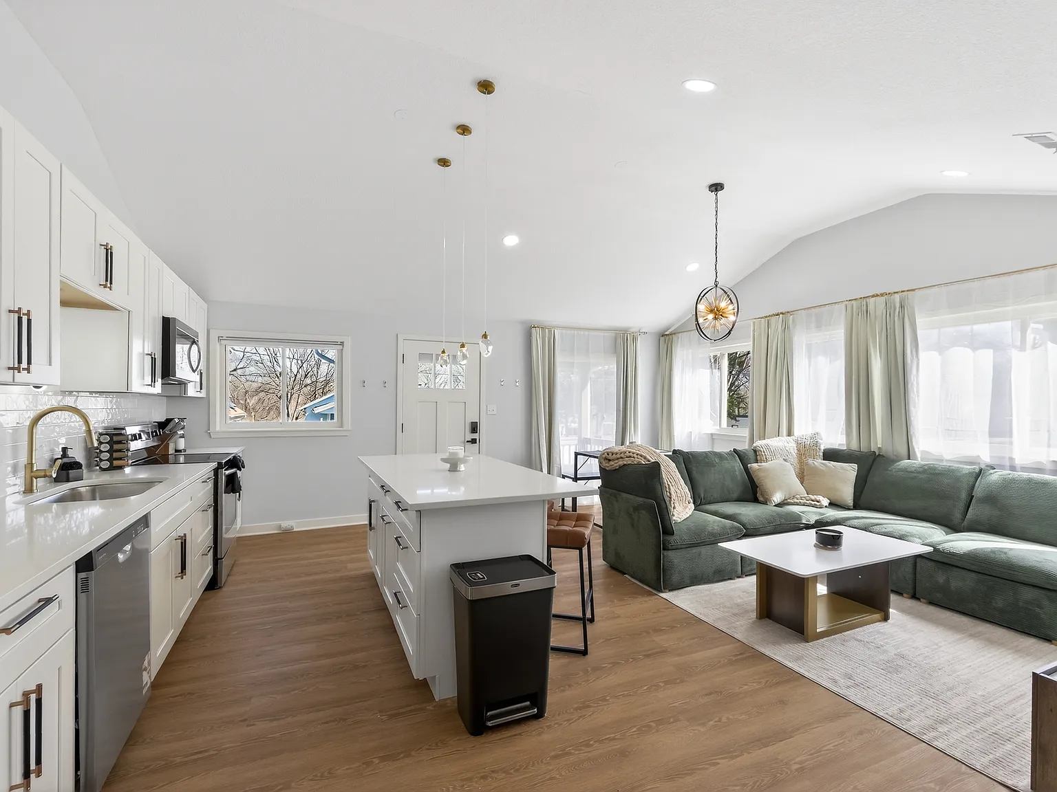 3 bed, 960 sqft, $3,000 — Photo 3