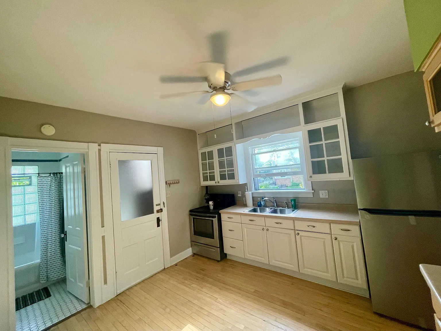 2 bed, 900 sqft, $1,400 — Photo 3